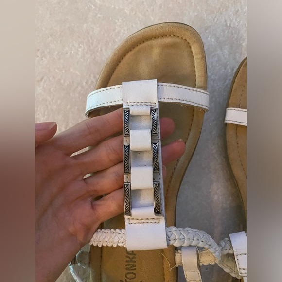 Women’s Size 6.5 Minnetonka White Strappy Sandals - Picture 4 of 11